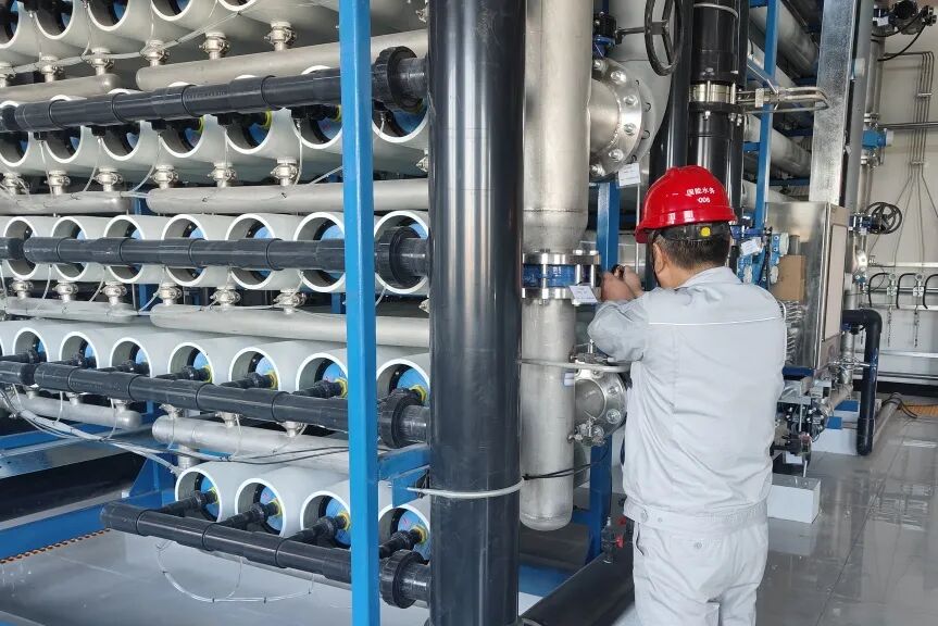 图为该公司热控人员对制水系统进行调试